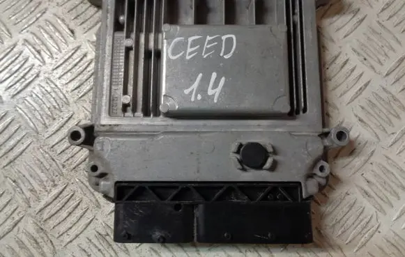 KIA Ceed Engine control unit/module 391102B520