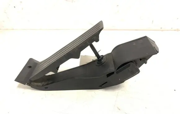 BMW 5 E60 E61 Accelerator throttle pedal 6766930 26020 25916010