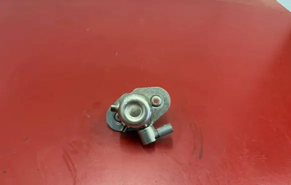 BMW X3 F25 Fuel injection high pressure pump 7584461 13517584461