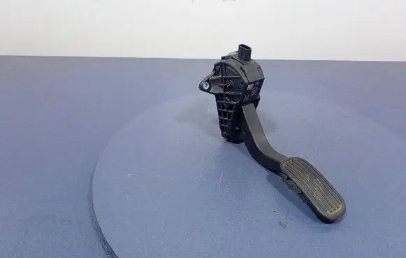 Accelerator throttle pedal