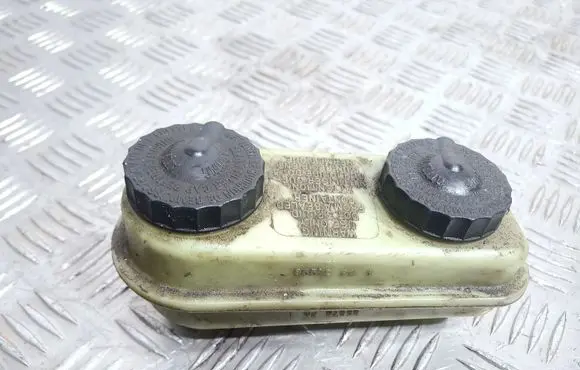 Brake fluid reservoir