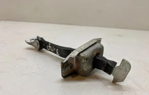 Toyota RAV 4 (XA40) Rear door check strap stopper