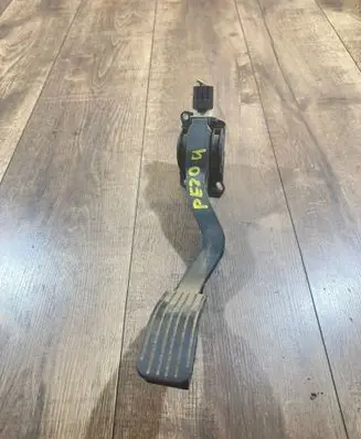 Accelerator throttle pedal