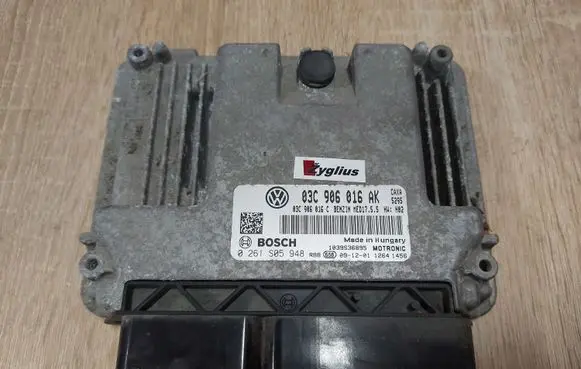 Skoda Octavia Mk2 (1Z) Engine control unit/module 03C906016AK