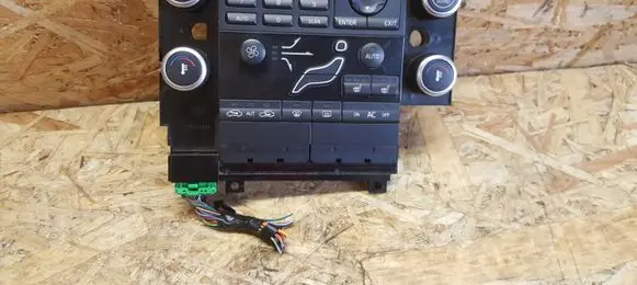 Volvo V70 Climate control unit 30782909