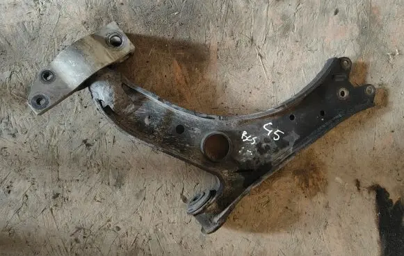 Volkswagen Golf V Front lower control arm/wishbone