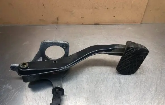 Mercedes-Benz E W211 Brake pedal A2112900119