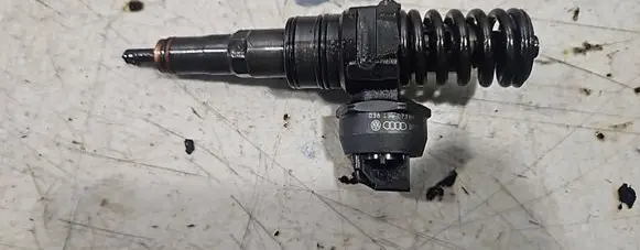 Volkswagen Caddy Fuel injector 038130073BN
