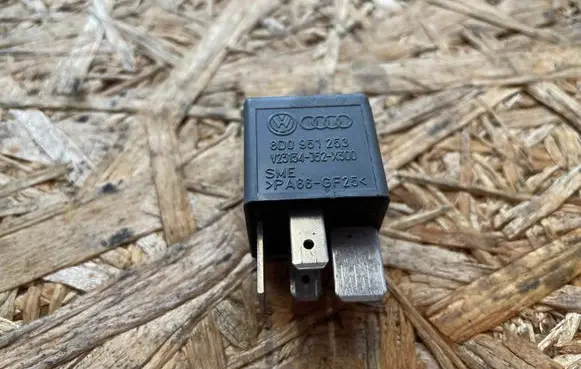 Audi A6 S6 C5 4B Other relay 8D0951253