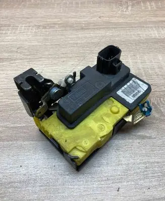 Volvo S60 Front door lock 8650545