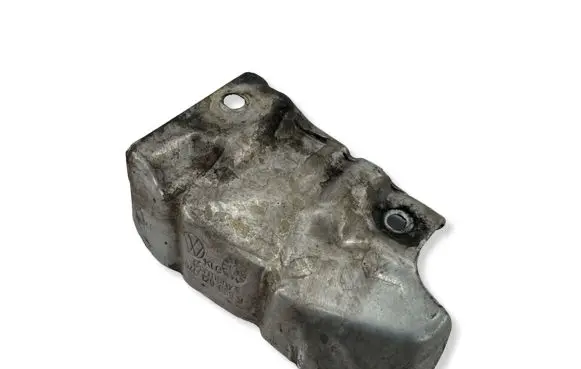 Volkswagen PASSAT B8 Heat shield in engine bay 04L129969J