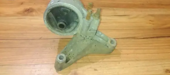Mitsubishi Carisma Engine mount bracket