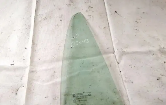 Opel Astra G Rear vent window glass as2