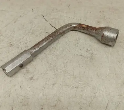 Mercedes-Benz 190 W201 Wheel nut wrench 1235810001 A1235810001
