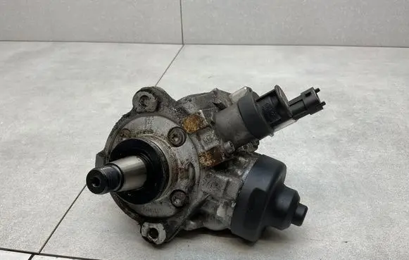 Hyundai Tucson TL Fuel injection high pressure pump 331002F600 0445010598