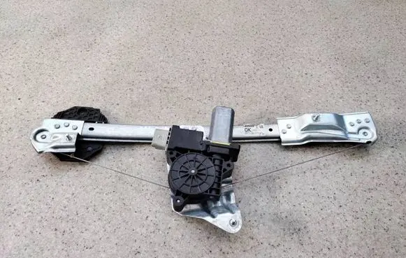 Dacia Sandero II Front door window regulator with motor 807211440R05 807211440R
