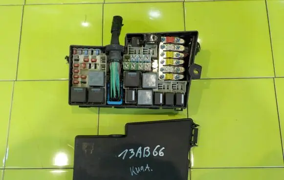 Ford Kuga I Fuse box set 8V4T14K733BAD BEZPIECZNIKOW