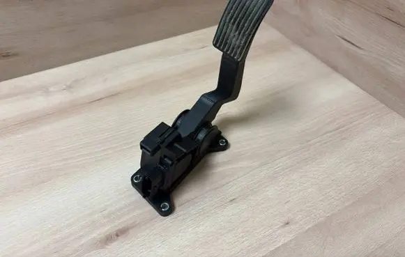 Accelerator throttle pedal