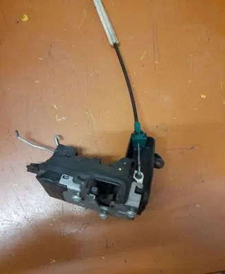 Opel Zafira B Coupe door lock (next to the handle) 13210748