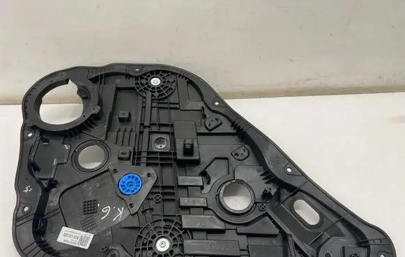Rear window lifting mechanism without motor