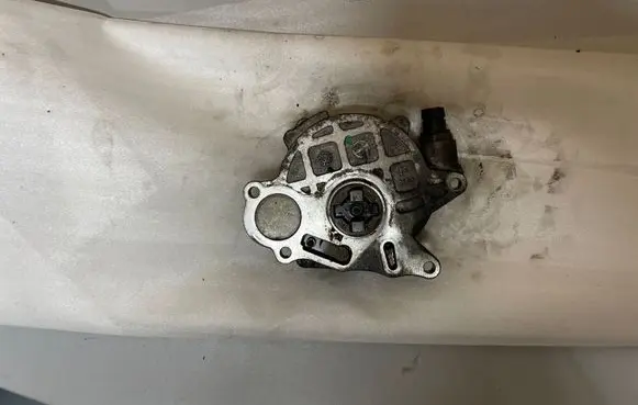 Volkswagen PASSAT B7 Vacuum pump 03L145100