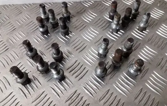 Volkswagen Touran II Nuts/bolts 