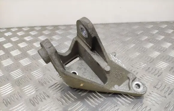 Nissan Juke I F15 Engine mounting bracket