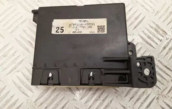 Toyota Avensis T270 Air conditioning/heating control unit 8865005251 MB1777001850