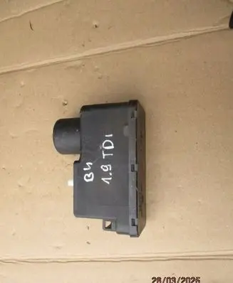 Volkswagen Golf III Central locking vacuum pump 1H0982257