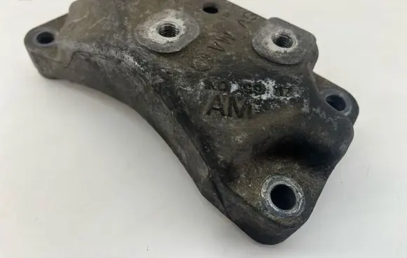 Volkswagen PASSAT B6 Gearbox mounting bracket 1K0199117