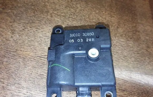 Nissan X-Trail T31 Air flap motor/actuator 3J01030850