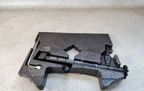 Mercedes-Benz SL R230 Tool set A2306841037