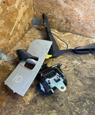 Opel Astra J Front seatbelt 617023600