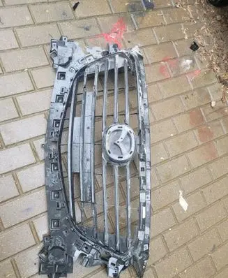 Mazda 3 III Front bumper upper radiator grill B63B50712