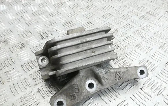 Peugeot 207 Engine mount bracket 9680119880