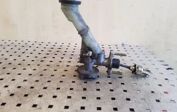 Toyota Avensis T220 Clutch master cylinder