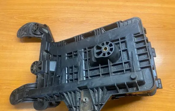 Volkswagen PASSAT B6 Battery box tray 1K0915333C