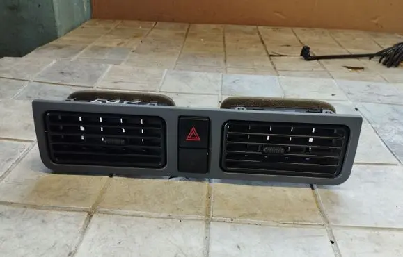 Ford Focus Dash center air vent grill 4S4H19894A