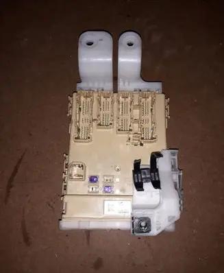 Toyota Auris E180 Fuse module 63586756