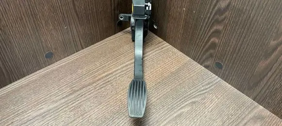 Iveco Daily 35 - 40.10 Accelerator throttle pedal 0281002633 504061735