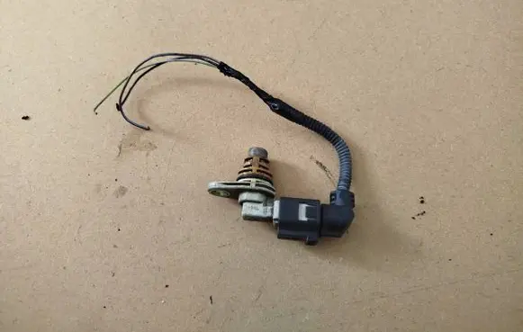 Volkswagen Golf V Camshaft position sensor 030907601D