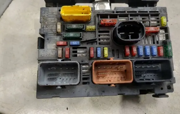 Peugeot Expert Fuse module 9666700380