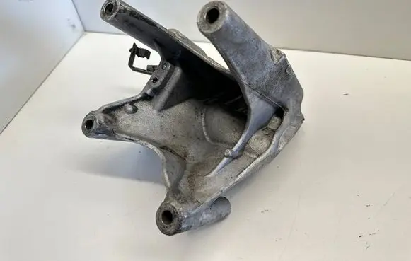 Volkswagen Touareg I Engine mounting bracket 070199308A AGR41362