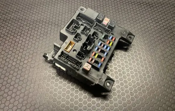 Peugeot 4007 Fuse module 8637A319 519087A18 L8637002A
