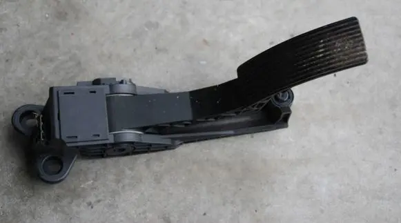 Accelerator throttle pedal