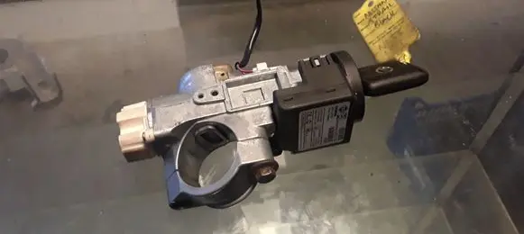 Nissan X-Trail T30 Ignition lock 28590C9902