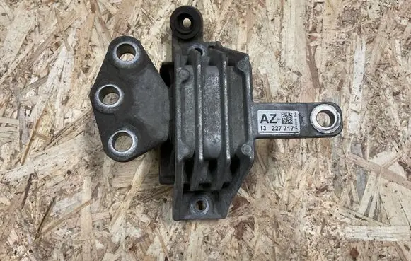 Opel Insignia A Engine mount bracket 13227717
