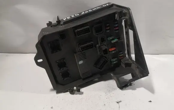 Peugeot 206 Fuse module 9641442880 9646777380