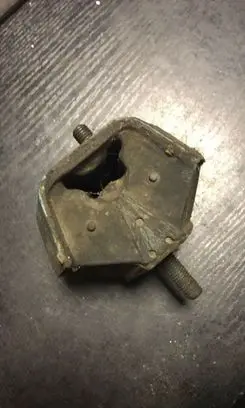 BMW 5 E34 Engine mount bracket 1135773