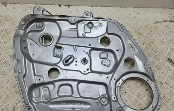 KIA Carens II Front window lifting mechanism without motor 824701D210